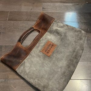 Canoe Leather clutch in excellent condition